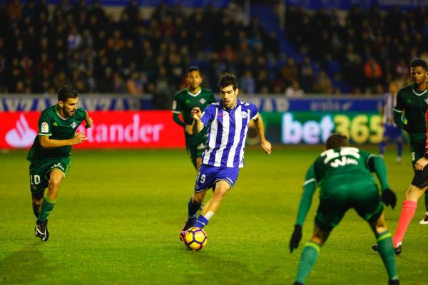 Manu García controla el balón en un partido con el Alavés