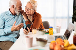 Dos personas mayores consultando sobre alimentos probióticos por internet